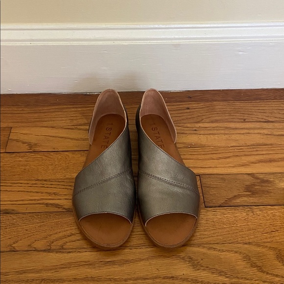 NWOB Pewter Gray Leather Sandal - Picture 2 of 4